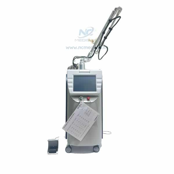 Hình ảnh thiết bị Laser CO2 Fractional Qray FS với thiết kế hiện đại, tích hợp màn hình cảm ứng và tay cầm linh hoạt, chuyên dụng trong điều trị thẩm mỹ.